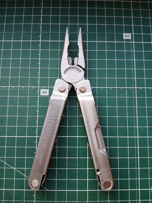 Телефон Leatherman Bond.