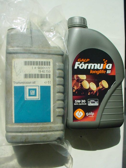 OLeo de caixa de velocidade e motor.