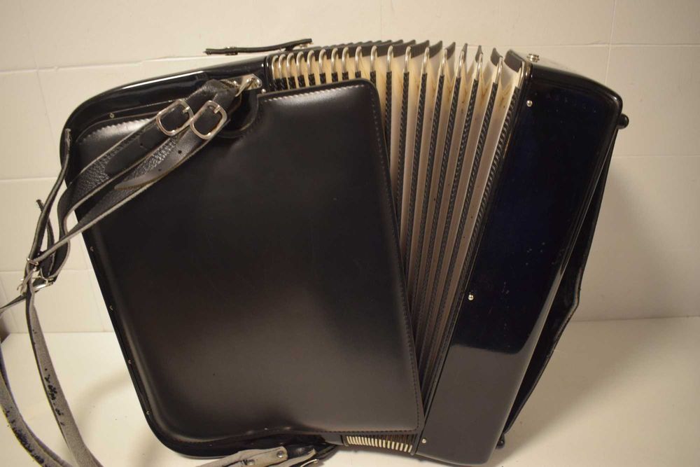 Acordeao Hohner Riveira IV S. 4 voz 120 baixos N 342