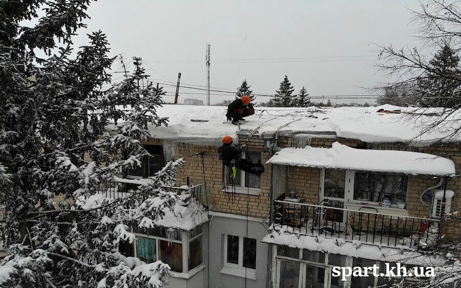 Уборка снега сосулек , чистка ,уборка снега ,збивання бурульки