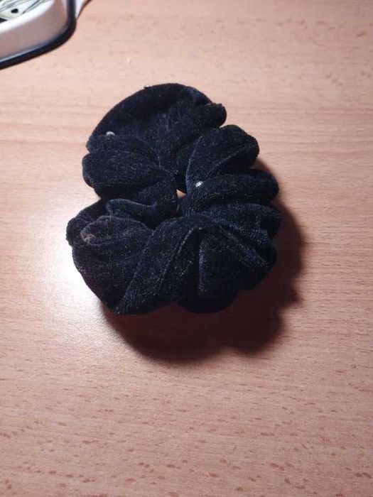 Elástico preto com pedrinhas