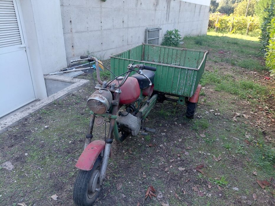 Mota antiga de 3 rodas