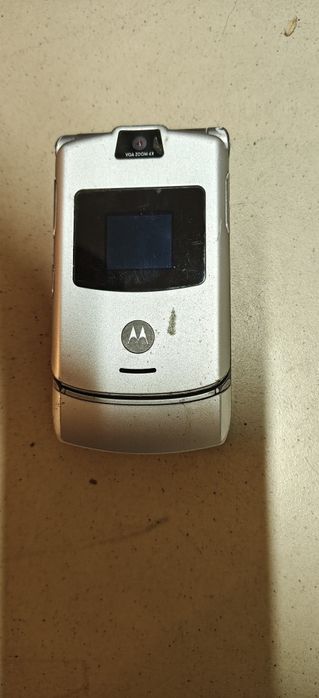 Motorola RAZR V3 Srebrna Klasyk Retro Klapka