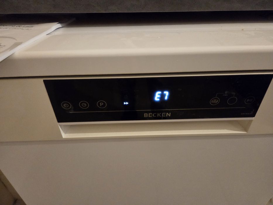 Máquina de Lavar Loiça Becken - Venda para Peças ou Reparação