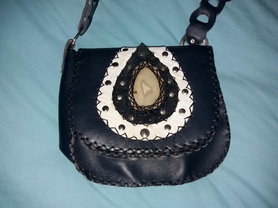 Mala / carteira pele com geodo de quartzo boho, artesanal