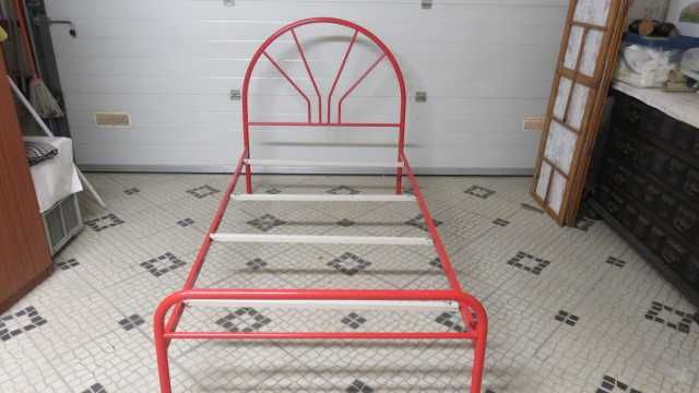 Cama de ferro , pintado s/estrado e s/colchão