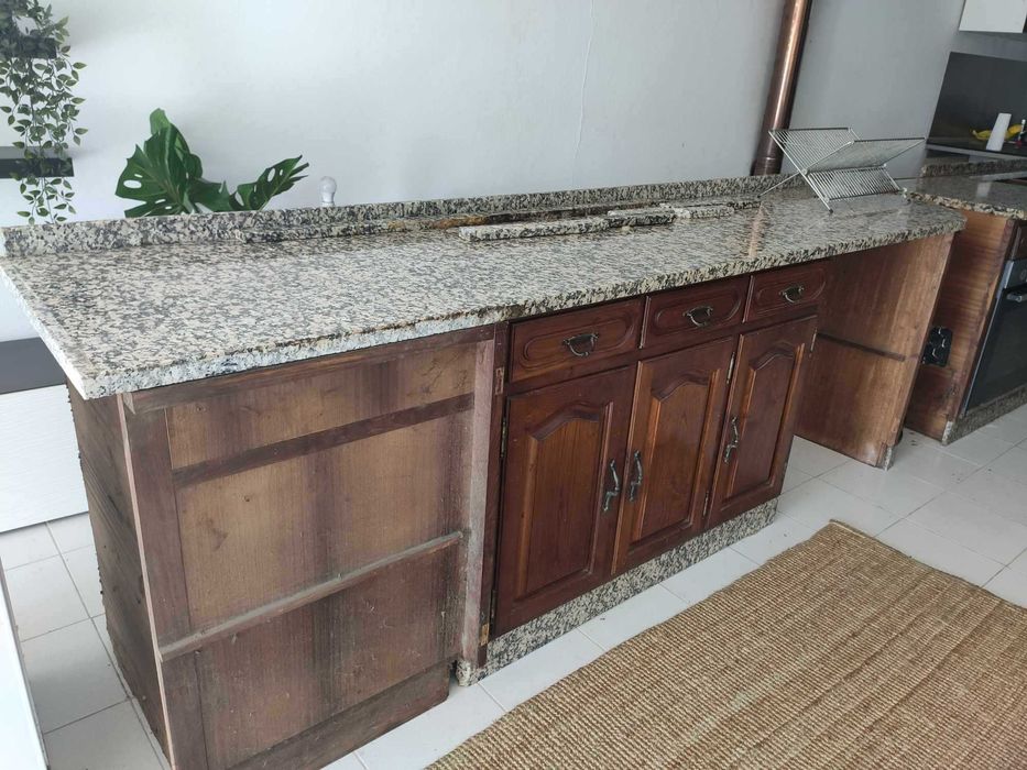 Cozinha com Eletrodomésticos e Mobiliário