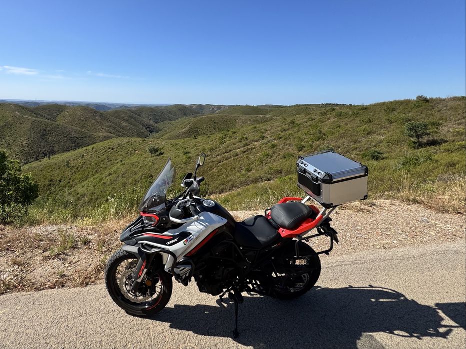 Benelli TRK 702X. Bancos em gel