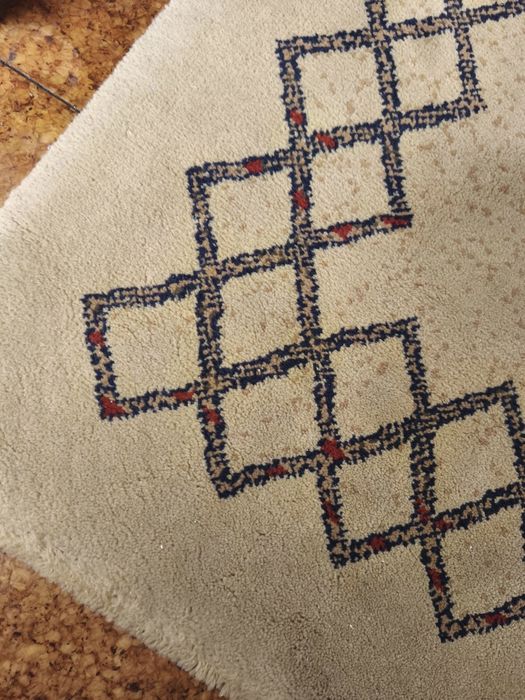 Carpete castanho com trabalhado á volta