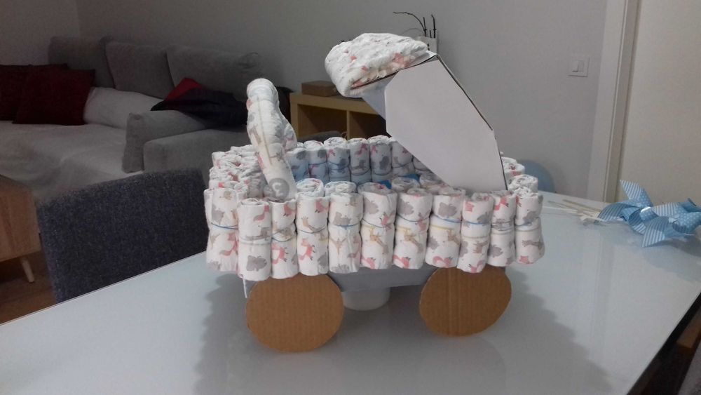 Carrinho bebê em fraldas- chá de bebe