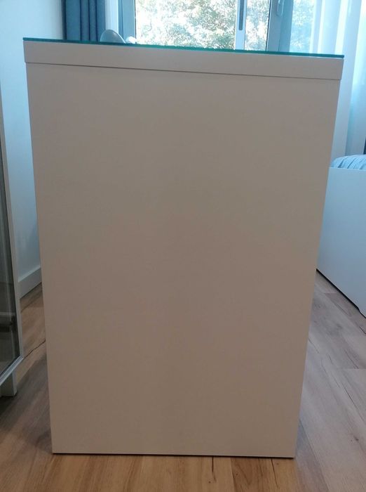 Secretária IKEA Micke branca com tampo em vidro