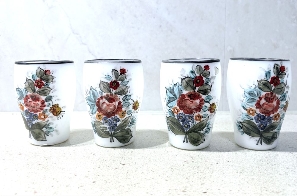 Conjunto de 4 lindos antigos copos em vidro opalino esmaltados à mão