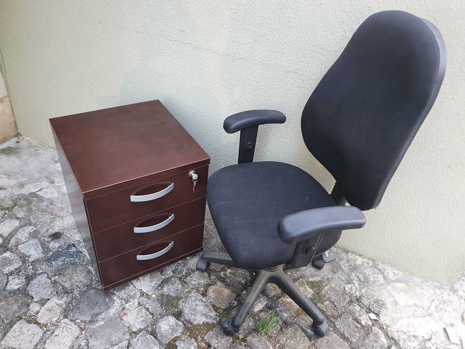 Secretária com cadeira e gavetas em bom estado