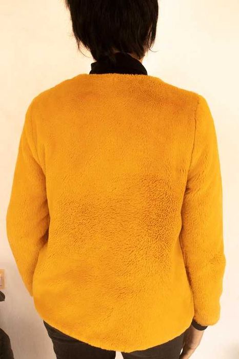Casaco felpudo amarelo