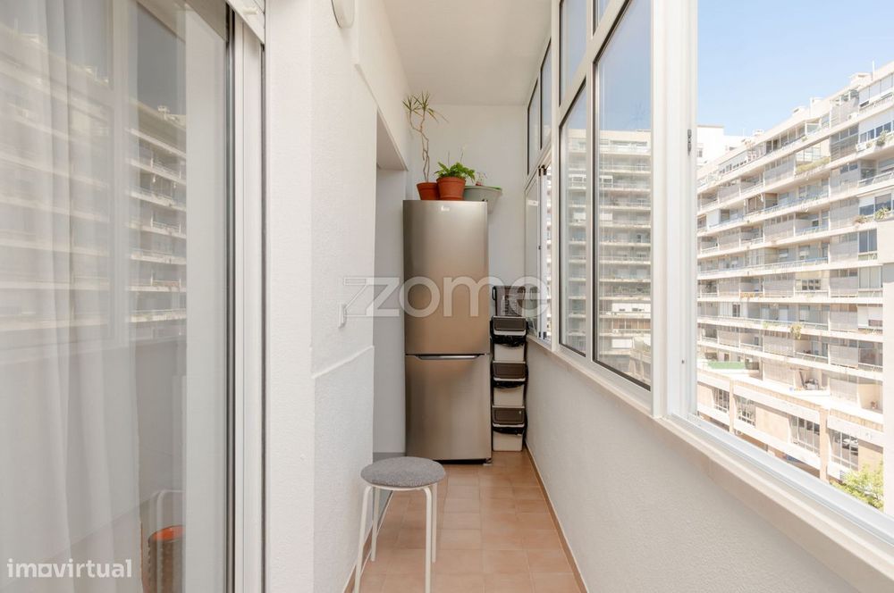 Apartamento T2 Totalmente Remodelado Junto Hospital da Cruz Vermelha