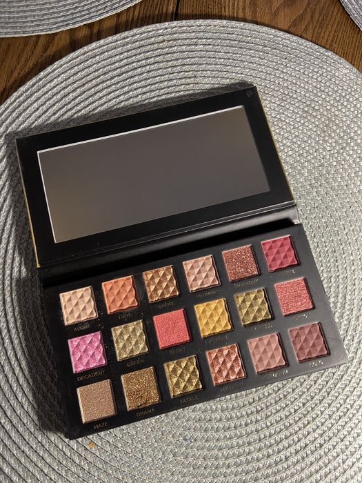 Paleta cieni Makeup Revolution PRO Rockstar Noir Edition