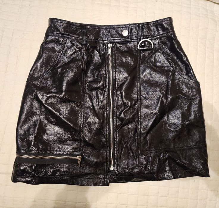 Лакова чорна спідниця