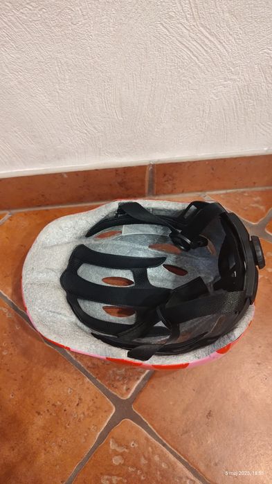 Dwa  kaski rowerowe dziecięce+ fotelik na rower