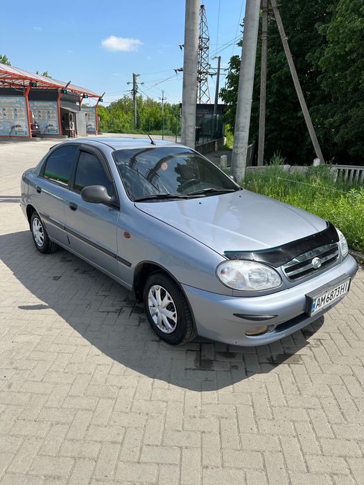 Sens 2011 року автомобіль