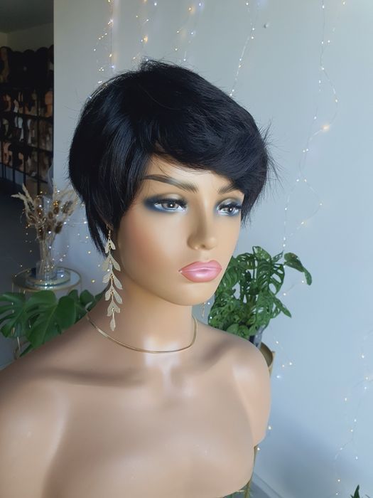 Piękna krótka peruka z włosów naturalnych Ela czarna