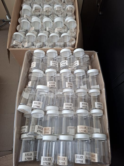 Банки з кришками пластикові