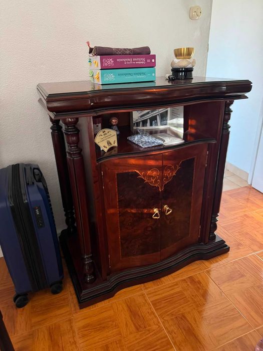 Mesa Aparador Versátil de Madeira