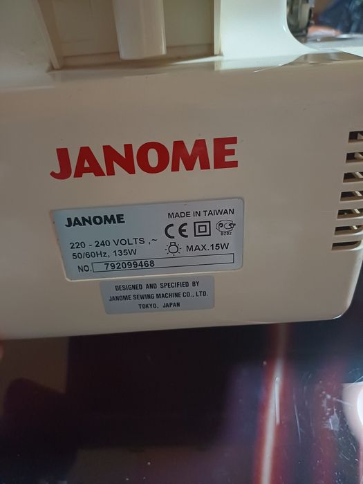 продам оверлок JANOME