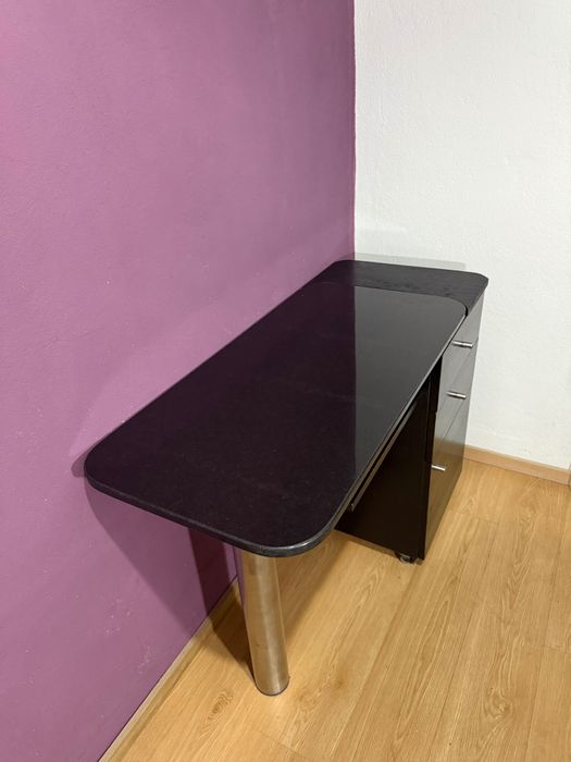 Mesa de Estética em madeira e pedra preta.