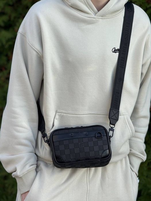 Сумка Louis Vuitton кожаная мужская черная Lv спортивная Луи Витон