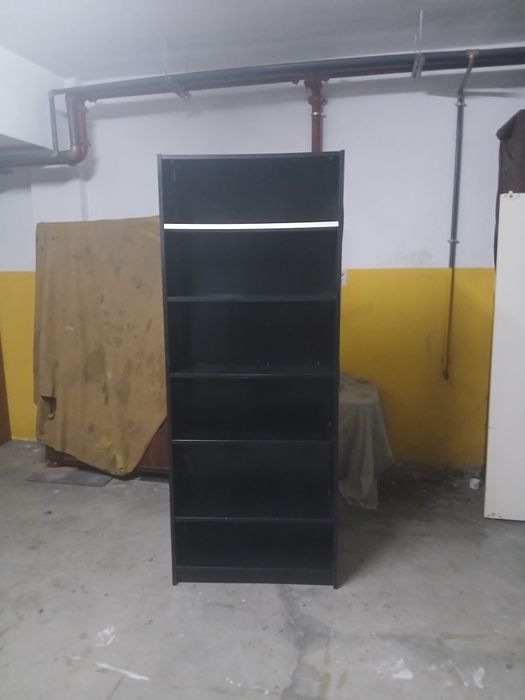 Estante preta alta Ikea