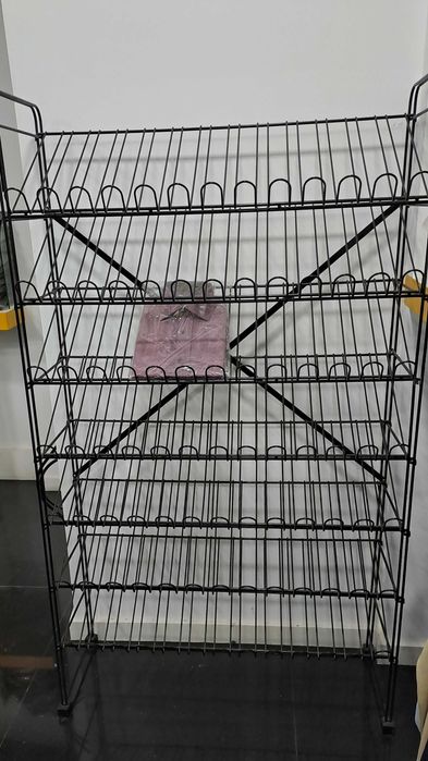 Expositor preto em metal