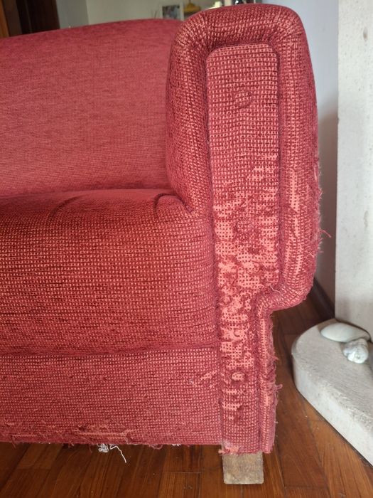 Sofá  2 lugares, assassinado pela gata que habita cá em casa.