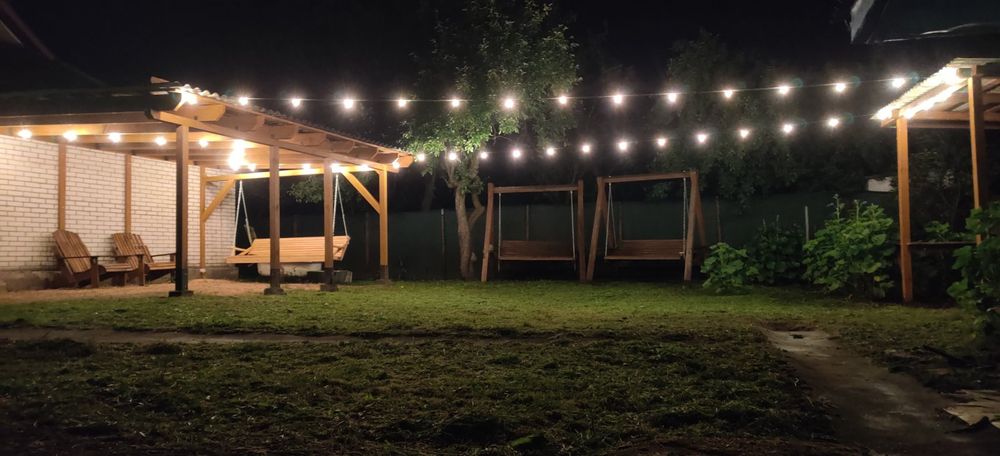 Вулична гірлянда з лампочками