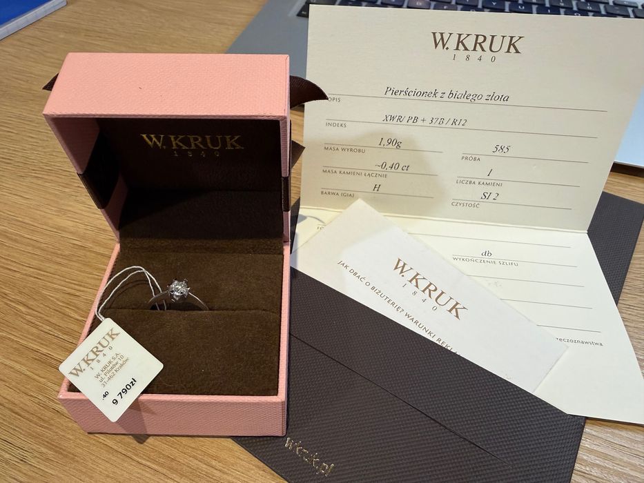 Pierścionek zaręczynowy W.KRUK JEDYNY – białe złoto i brylant 0,40 ct