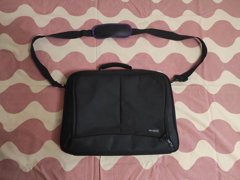 Чёрная сумка для ноутбука Targus.