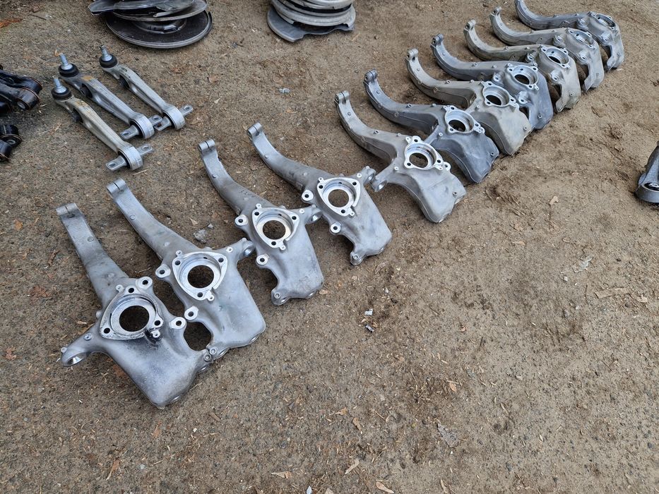 Цапфа передняя Tesla Model Y оригинал разборка Поворотный кулак