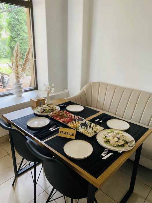 Стільці і столи, диван, барні стільц і інше майно