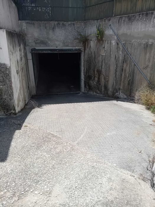 Arrenda-se Garagem de 16 m2