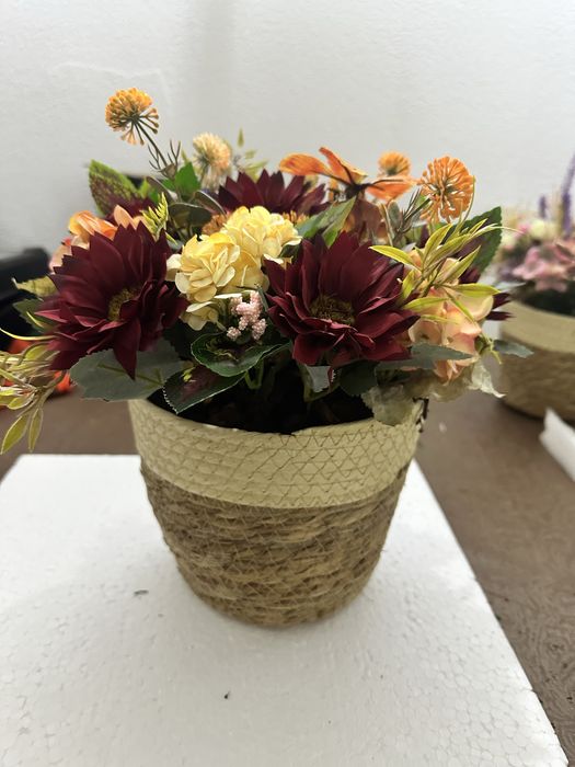 Cestinhos de flores artificiais