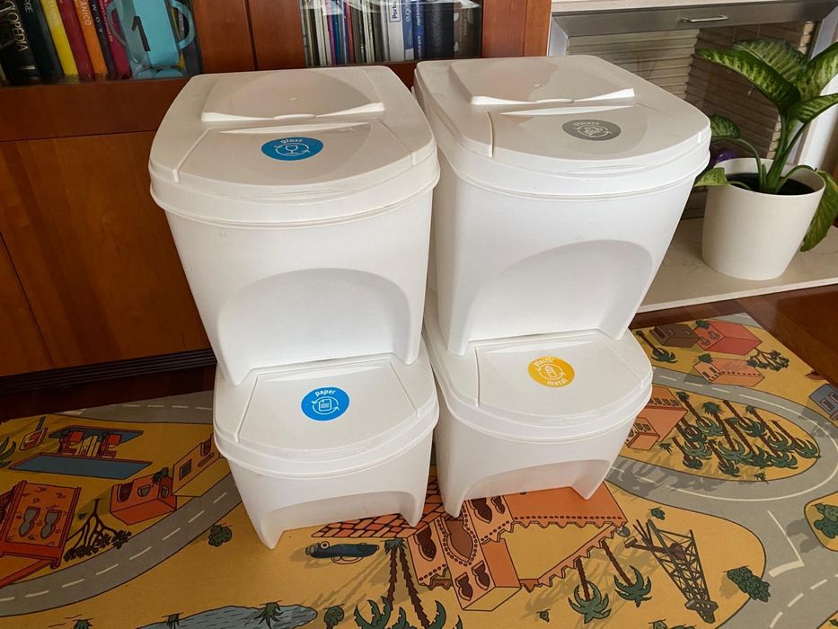 4 recipientes para reciclagem
