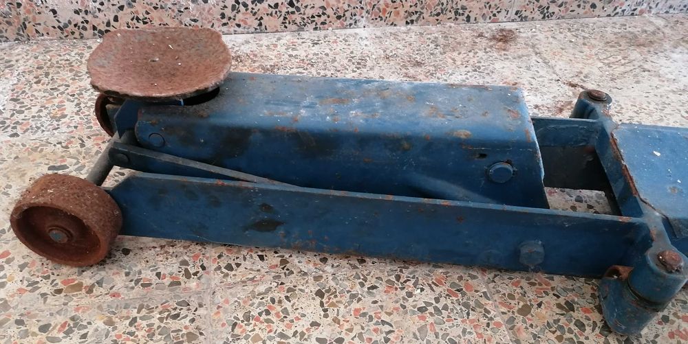 Macaco auto, 2 t (? ), usado, bastante resistente