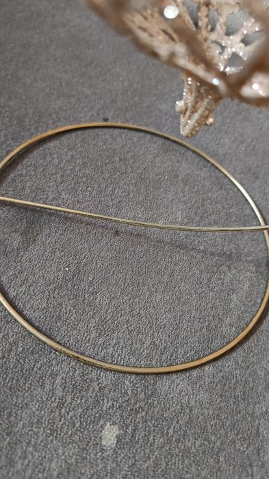 Ozdobna złota kula na stojaku.