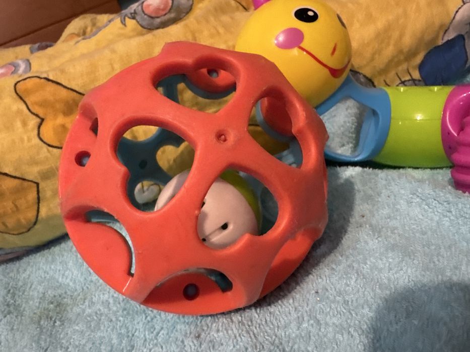 Гусінь, мячики, кульки, іграшки доя найменших