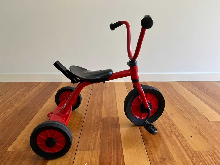 Triciclo Winther com pedais vermelho (2 - 5 anos)