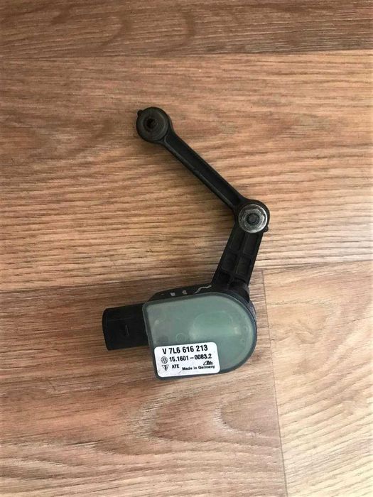 датчик уровня положения кузова Volkswagen Touareg 7L6616213 7L6616571