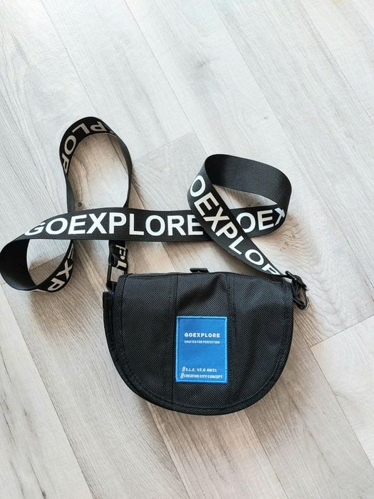 Czarna torebka listonoszka Goexplore na pasek i ramię