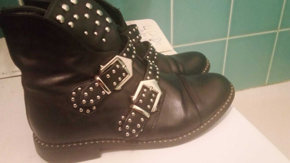 czarne buty damskie z kolcami