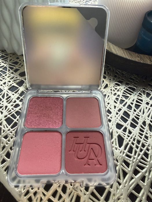 Huda Beauty paletka róży