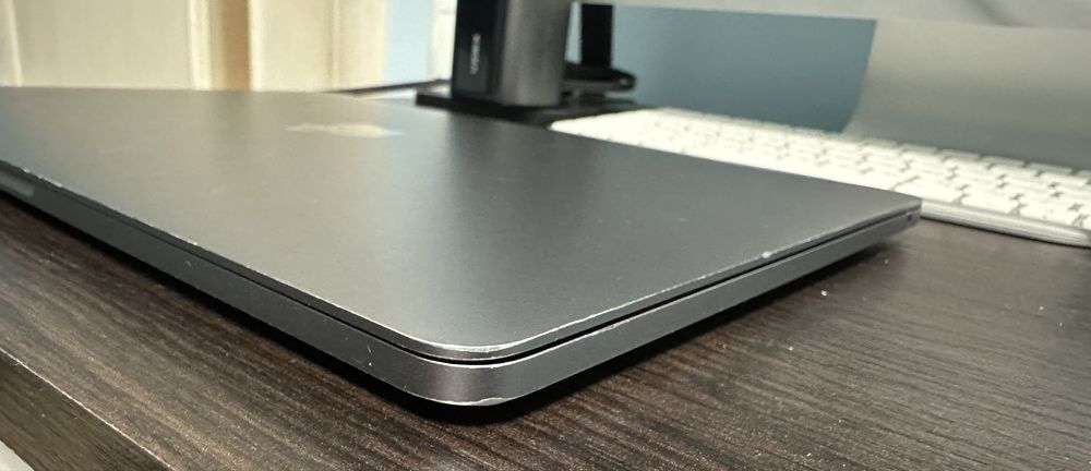 Macbook pro a1708 coreI5/8ram/256ssd/1536vram