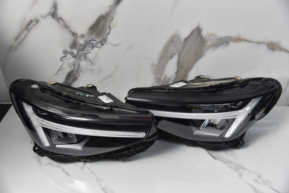 FAROL ESQUERDO – VOLVO XC40 (2018–2023)